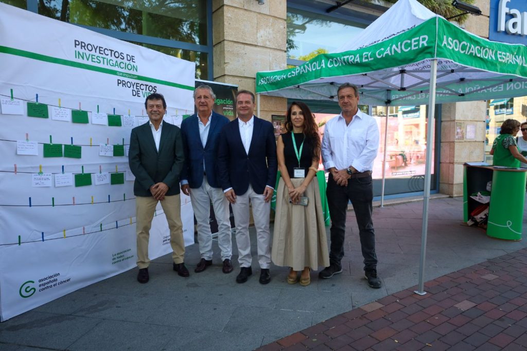 Representantes en el acto del Día Mundial de la Investigación en Cáncer en Mairena del Aljarafe