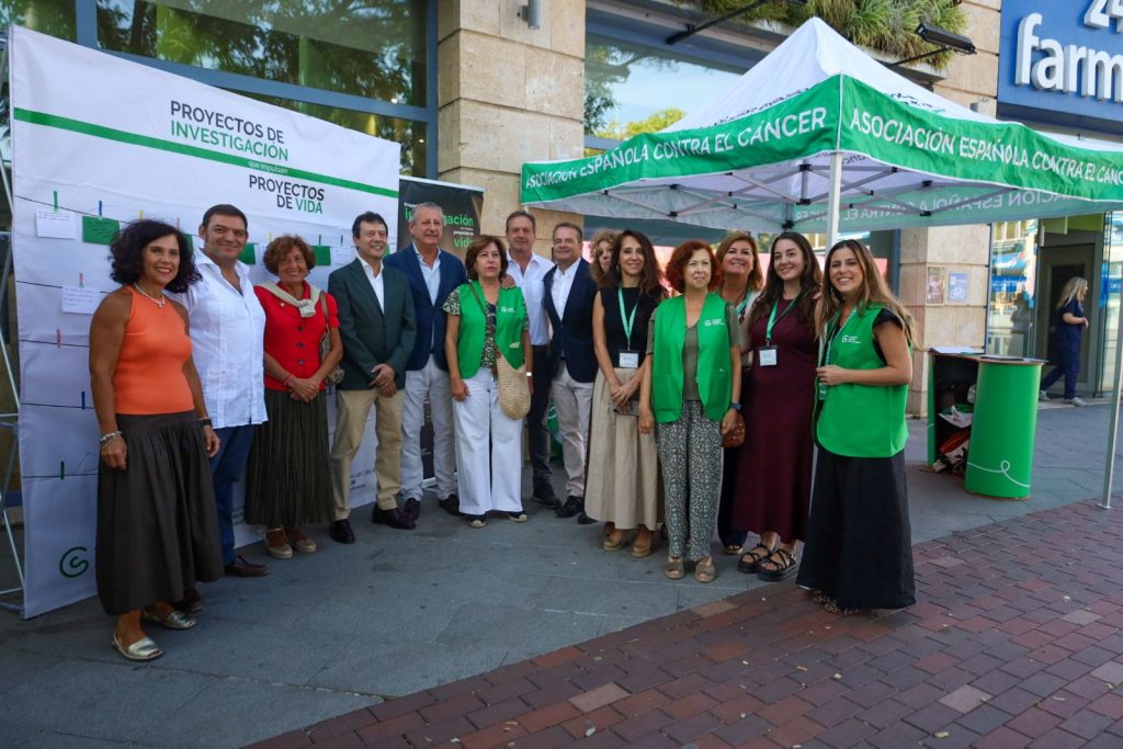 Foto de grupo con voluntarias de la Asociación Española Contra el Cáncer
