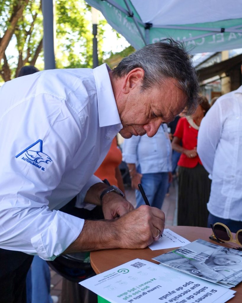 Representante de Talleres Autoalsaraf escribiendo un mensaje de apoyo a la investigación en cáncer